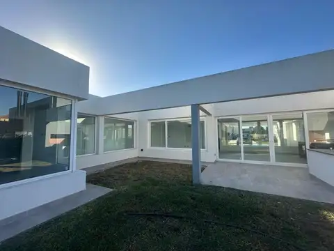 Casa en Alquiler en La Reja, USD 1.700