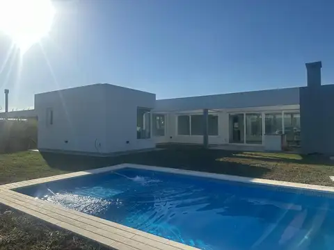 ALQUILER CASA 4 AMBIENTES PRADOS DEL OESTE PILETA