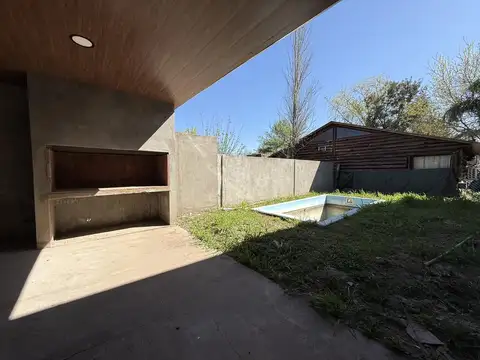 Casa 4 ambientes con 2 baños