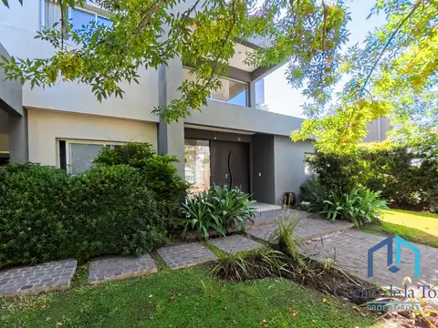 Venta Casa Lote Central 930 m² La Lomada – 3 Cuartos en Suite Pileta Parrilla