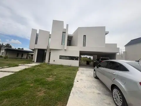 VENTA CASA EL PRINCIPADO 6 AMBIENTES PILETA VISTA A LA LAGUNA