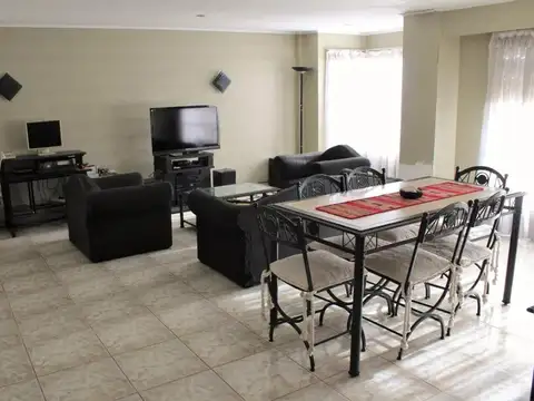Casa 6 ambientes con 2 baños