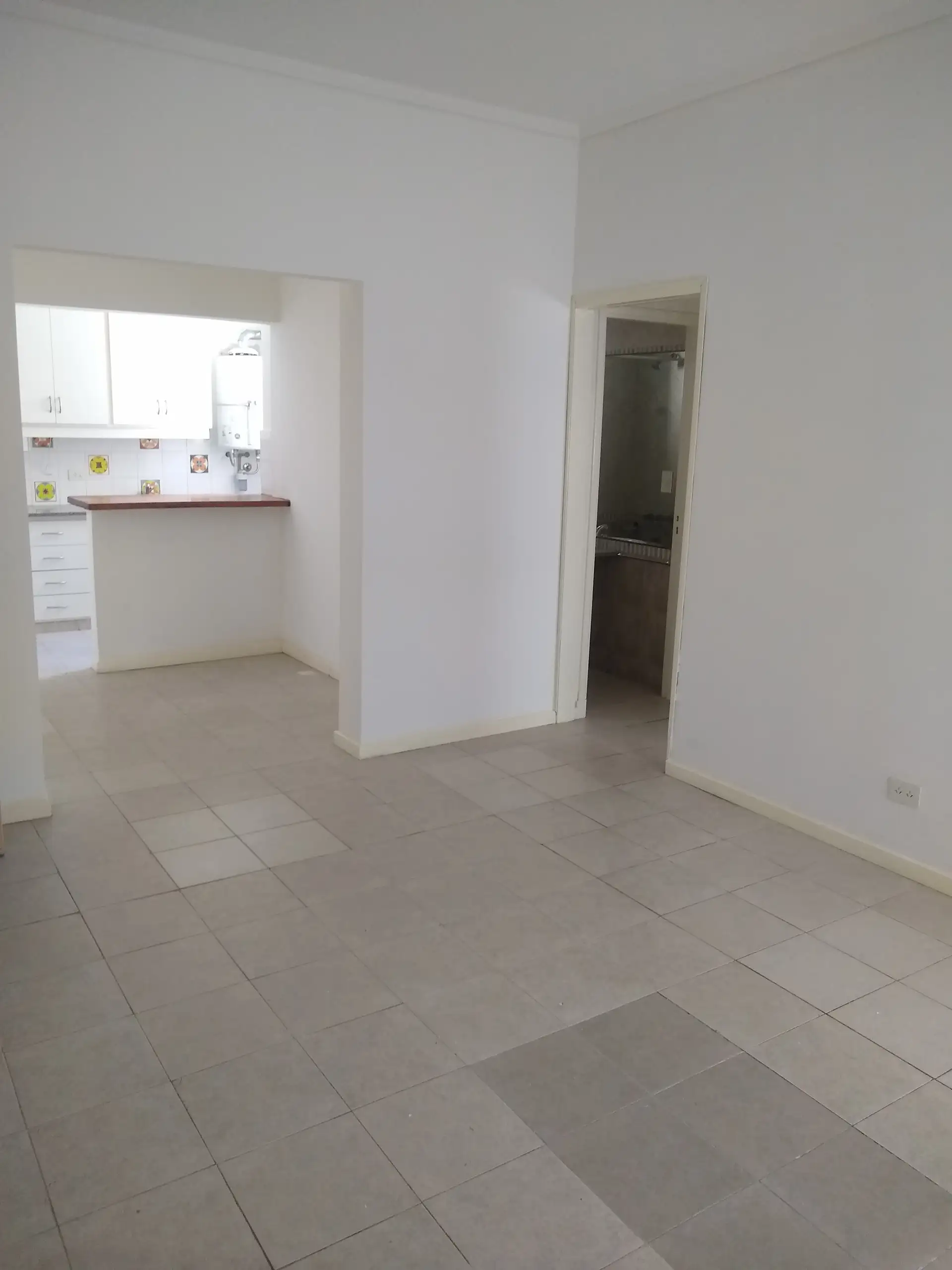Depto 3 amb, 50m² en La Perla Sur, luminoso y en buen estado