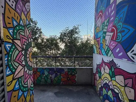 Amplio y luminoso departamento 3 ambientes con balcón terraza al frente.