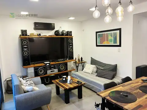 Duplex en venta dos dormitorios + cochera en Los Hornos 