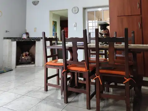 Casa 7 ambientes con 2 baños