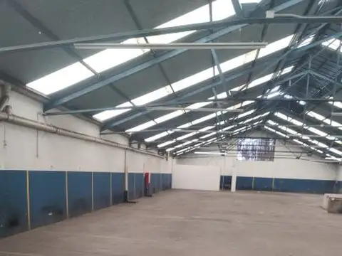Local en dos plantas sobre Av. Directorio. 1300 m2 cubiertos aprox. En perfectas condiciones Of...
