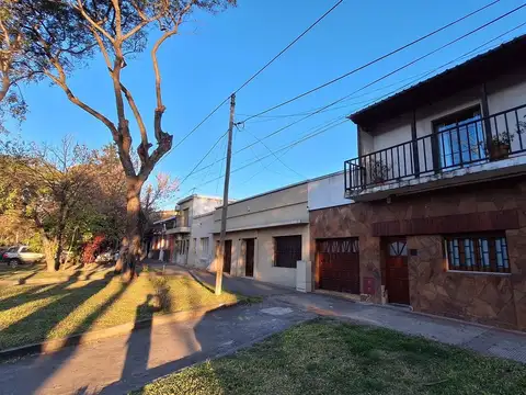 Casa con pileta y 5 dormitorios sobre Bv Racedo