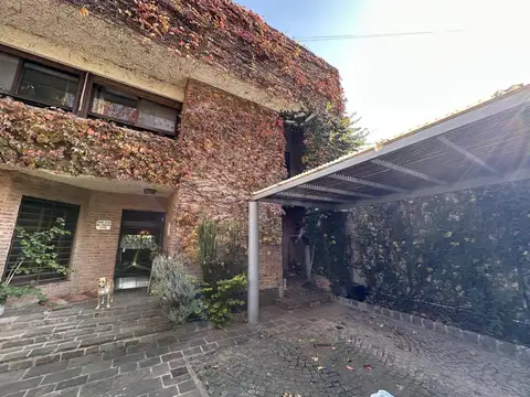 Casa 8 ambientes con 4 baños