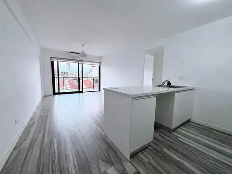 Departamento de 2 ambientes con balcón aterrazado y cochera