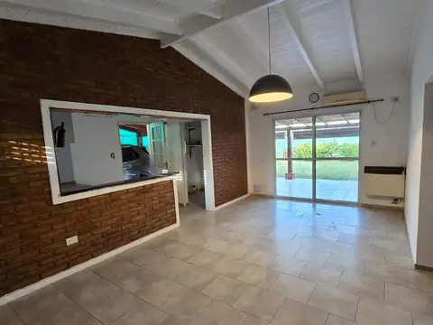 Casa en Venta de 3 dormitorios con Piscina y Solárium - Roldan