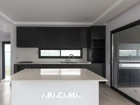 Casa en Alquiler con 2 cocheras