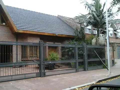 EN VENTA CHALET EXTERNO EN UN BARRIO MALIBU EXTERNO, CON 4 DORMITORIOS; PILETA, QUINCHO - FICHA 7100