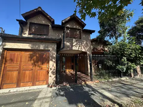 CHALET 5 AMBIENTES EN VENTA EN CASTELAR NORTE PARQUE AYERZA