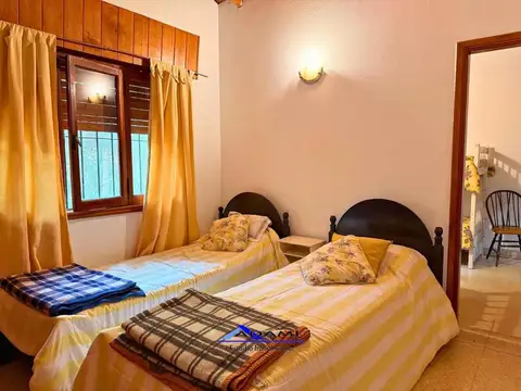 Casa 4 ambientes con 2 baños