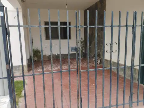 Casa 7 ambientes con 1 baño