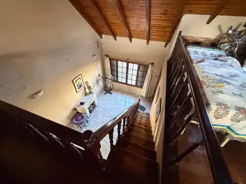 Casa 8 ambientes con 2 baños