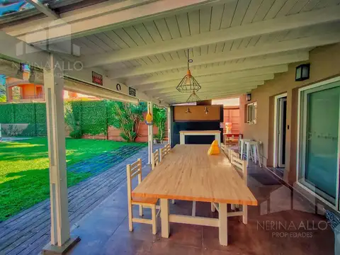 Casa en Alquiler con 2 cocheras