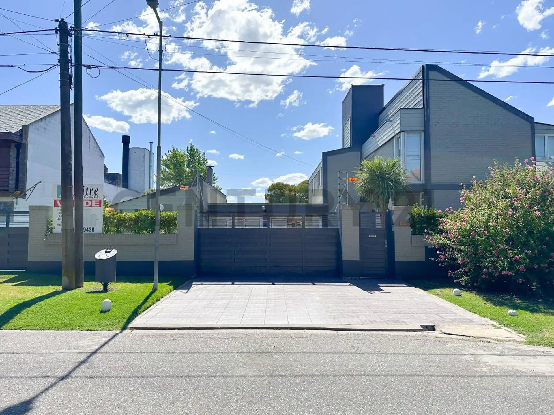 CASA 5 AMBIENTES C/PISCINA Y QUINCHO, ZONA CONSTITUCION