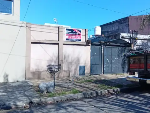 CASA DE 4 AMBIENTES EN VENTA - HAEDO NORTE