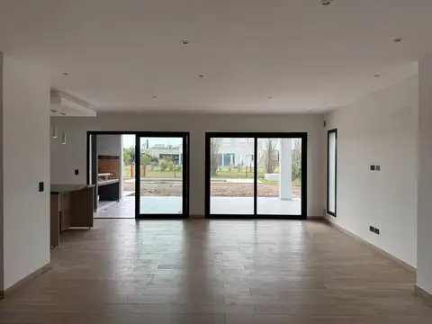 Casa 4 ambientes con 2 baños