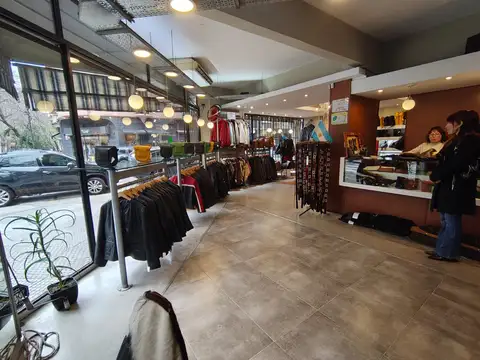 Muy buen Local en esquina, con grandes vidrieras en zona comercial de Villa Crespo