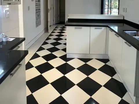 Casa en Venta con 3 cocheras