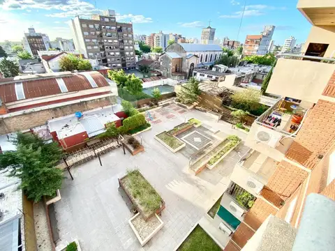 Amplio departamento 2 ambientes con cochera.