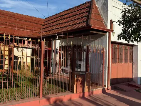 Casa en venta - 2 Dormitorios 2 Baños - 304Mts2 - Berisso