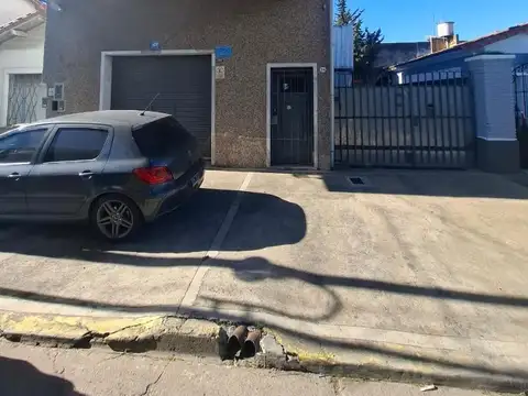 Galpón Zona Industrial + Vivienda en planta alta