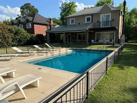 Venta de Casa, Pilar Golfers Country ClubHermosa Casa de dos plantas sobre lote de 800 metros<...