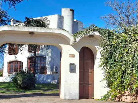 CASA EN VENTA EN CARLOS CASARES CON PILETA