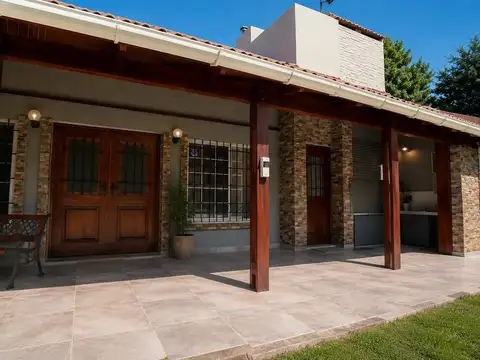 Casa en Venta con 3 cocheras