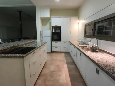 Casa 8 ambientes con 3 baños