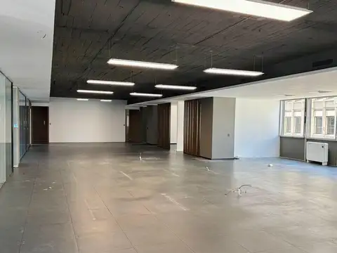 Oficina en Alquiler con 3 cocheras