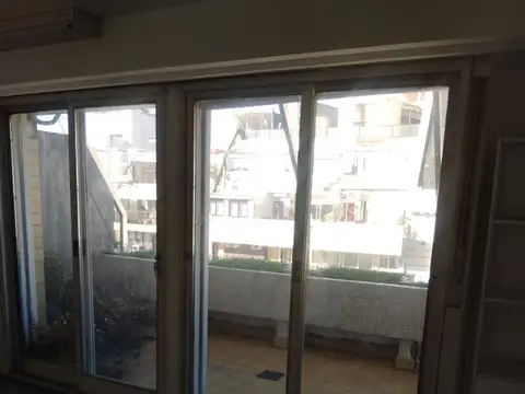 OFIC 72 mts Aproximados mas Balcón PISO ALTO C/ BALCÓN MUY LUMINOSA