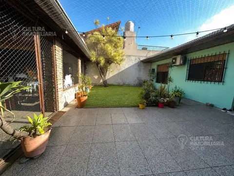 VENTA CASA EN EL PALOMAR 5 AMBIENTES CON JARDIN COCHERA Y PARRILLA