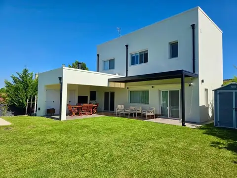Casa  en Venta en Santa Guadalupe, Pilar del Este, Pilar