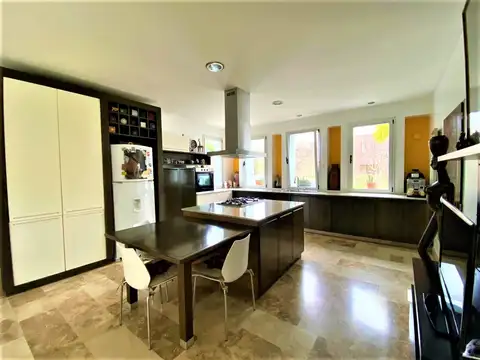 Casa en Venta con 3 cocheras