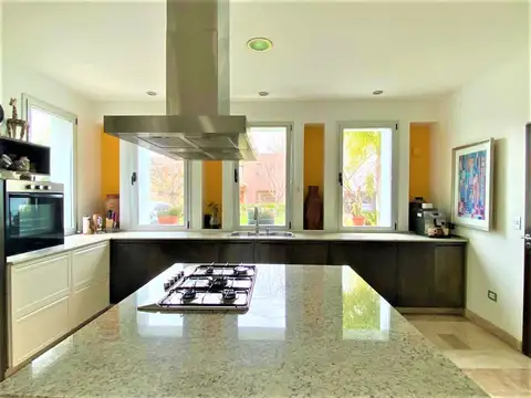 Casa 5 ambientes con 2 baños