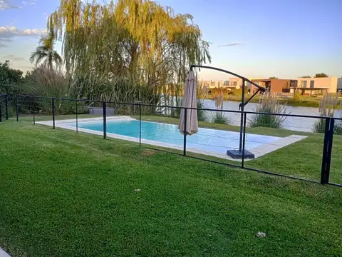 HERMOSA CASA A LAGUNA EN EL CANTON ISLAS