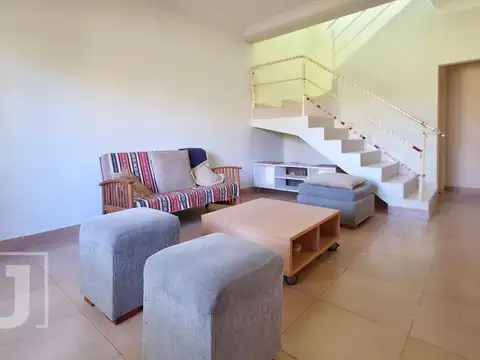 Casa en Venta. 4 amb. terreno de 462 m2. San alfonso. Pilar del Este