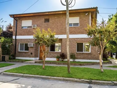 Casa 4 ambientes con cochera en venta, en Olivos