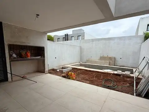 Depto Tipo Casa en Venta en La Calandria, USD 215.000