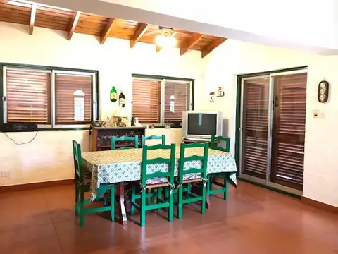 Casa 4 ambientes con 2 baños