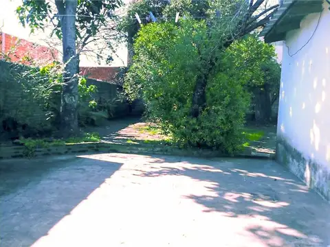 Venta casa 4 ambs. Fondo libre. Jardín al frente