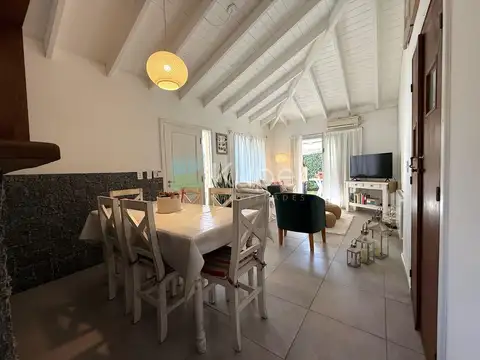 Casa en Alquiler con 2 cocheras