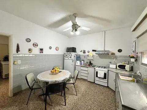 Casa en venta de 2 dormitorios. Patio con parrilla y terraza. Cochera. Centro Campana