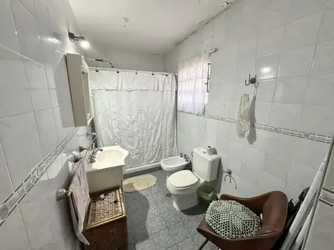 Casa en venta de 2 dormitorios. Patio con parrilla y terraza. Cochera. Centro Campana