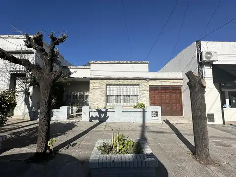Casa en venta de 2 dormitorios. Patio con parrilla y terraza. Cochera. Centro Campana